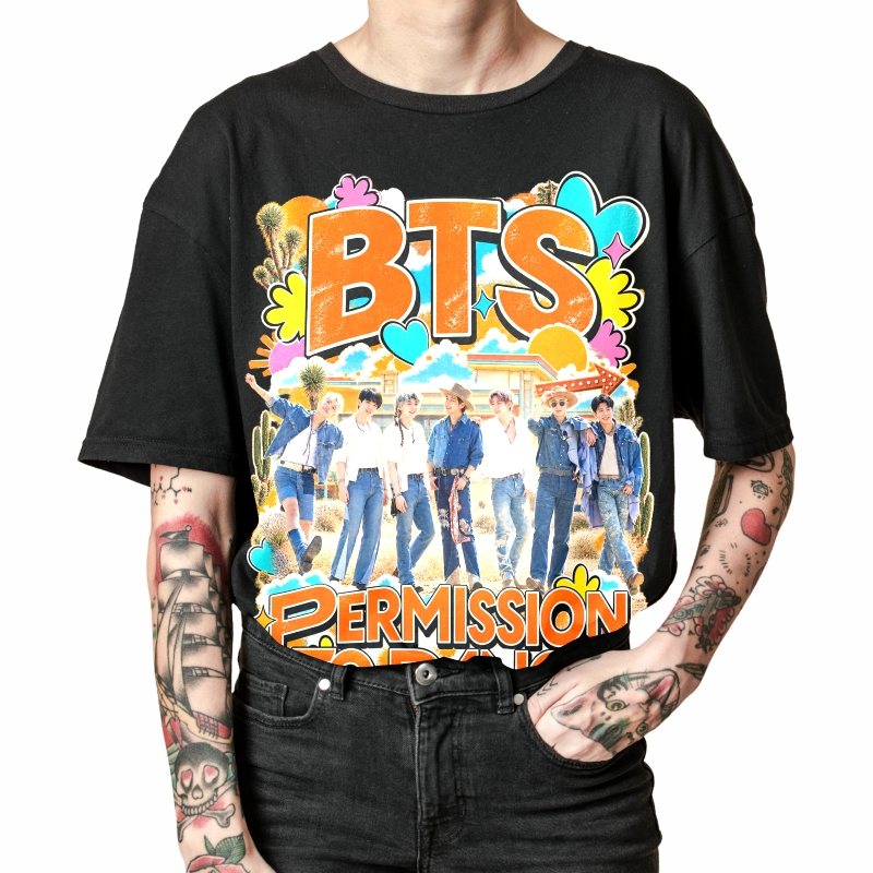 Pessoa vestindo a camiseta preta BTS Permission to Dance, em close da estampa