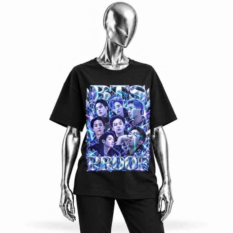 Camiseta preta BTS Proof Anthology vestida em manequim cromado