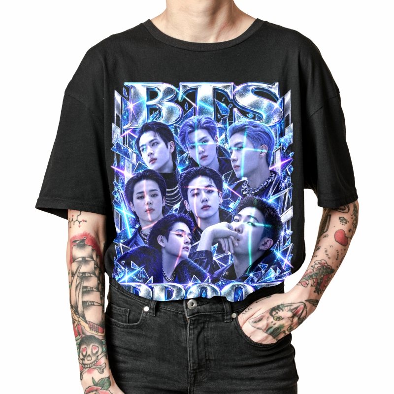 Pessoa vestindo a camiseta preta BTS Proof Anthology, em close da estampa