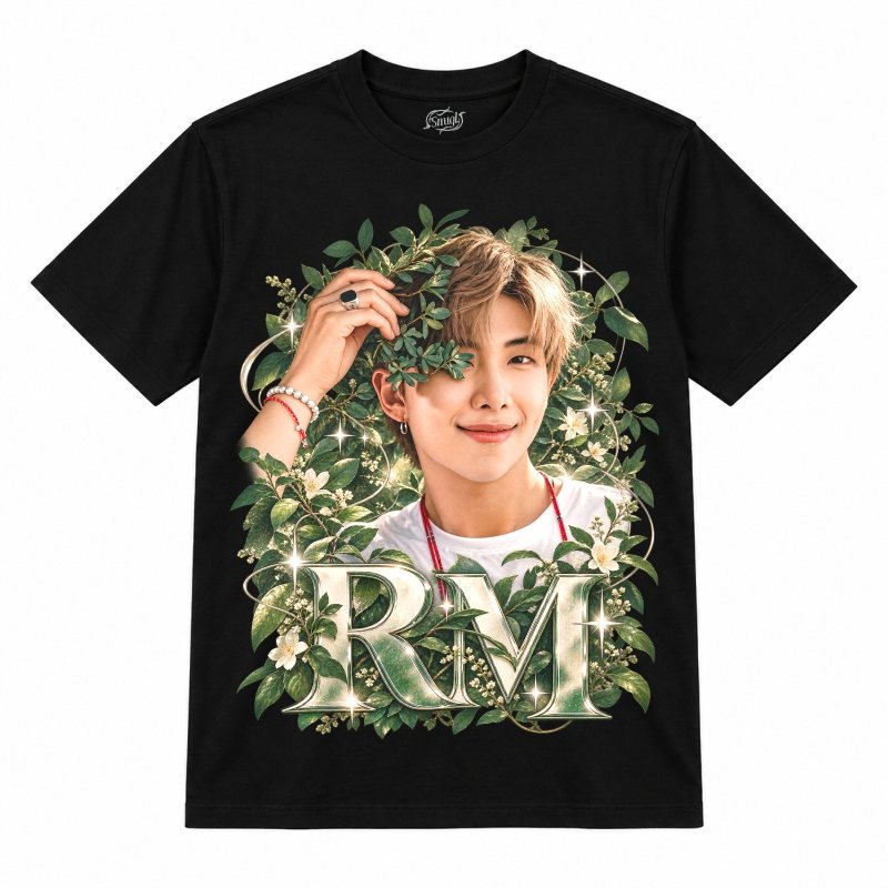 Camiseta preta BTS RM Botanical Smile com o RM sorrindo