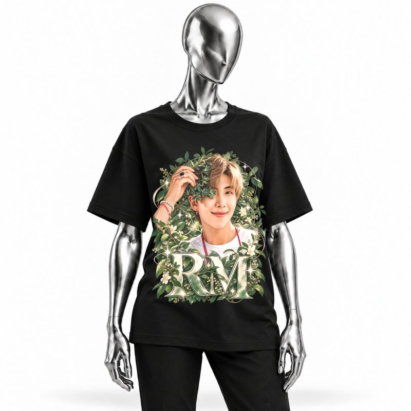 Camiseta preta BTS RM Botanical Smile vestida em manequim cromado