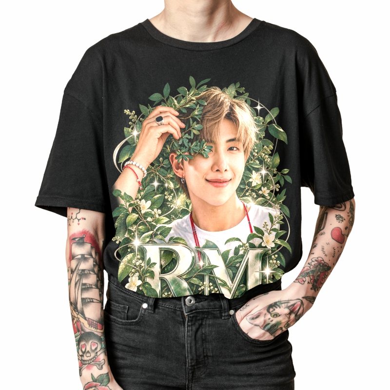 Pessoa vestindo a camiseta preta BTS RM Botanical Smile, em close da estampa