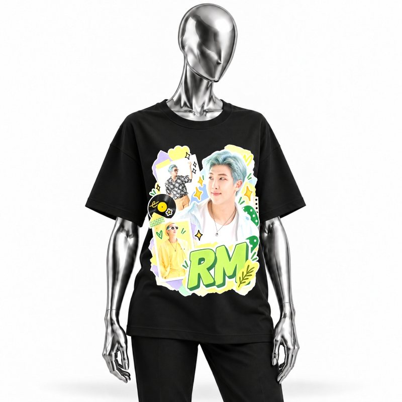 Camiseta preta BTS RM Dynamite Scrapbook vestida em manequim cromado