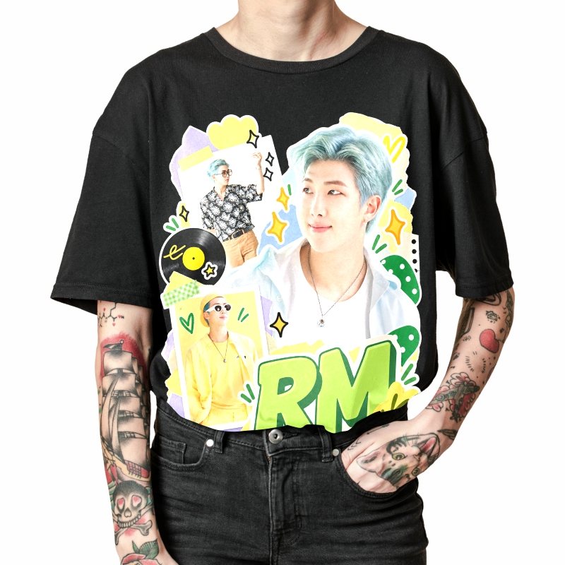 Pessoa vestindo a camiseta preta BTS RM Dynamite Scrapbook, em close da estampa
