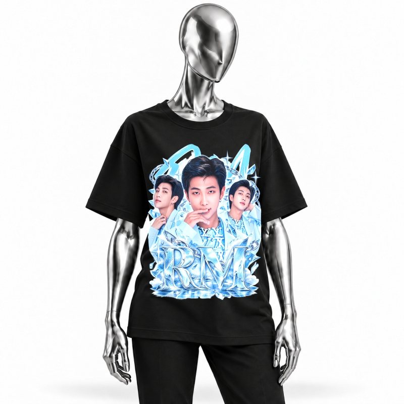 Camiseta preta BTS RM Ice Blue Triad vestida em manequim cromado