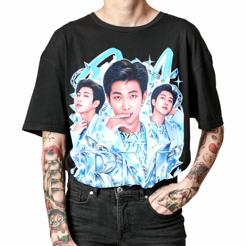 Pessoa vestindo a camiseta preta BTS RM Ice Blue Triad, em close da estampa