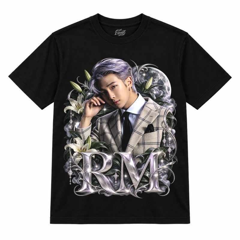 Camiseta preta BTS RM Moonlit Plaid com o RM de cabelo lilás-prateado e terno xadrez