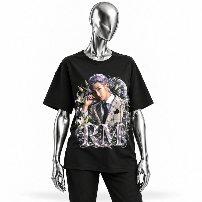 Camiseta preta BTS RM Moonlit Plaid vestida em manequim cromado