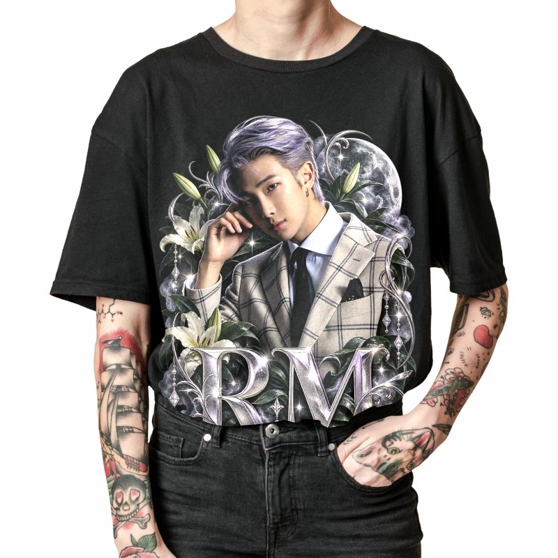 Pessoa vestindo a camiseta preta BTS RM Moonlit Plaid, em close da estampa