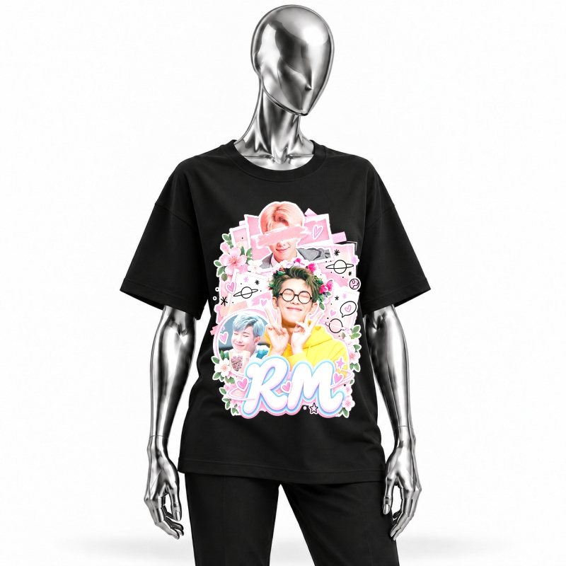 Camiseta preta BTS RM Pink Cute Collage vestida em manequim cromado