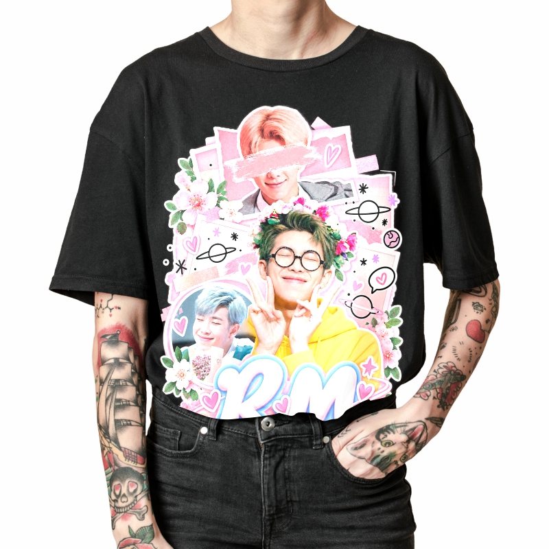 Pessoa vestindo a camiseta preta BTS RM Pink Cute Collage, em close da estampa