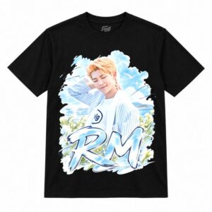 Camiseta preta BTS RM Summer Sky Brush com o RM de cabelo laranja e olhos fechados