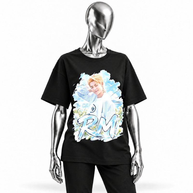 Camiseta preta BTS RM Summer Sky Brush vestida em manequim cromado