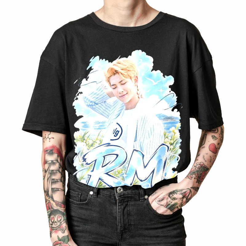 Pessoa vestindo a camiseta preta BTS RM Summer Sky Brush, em close da estampa