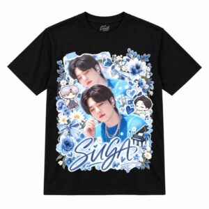 Camiseta preta BTS Suga Blue Floral Dream com o Suga de suéter azul e fones