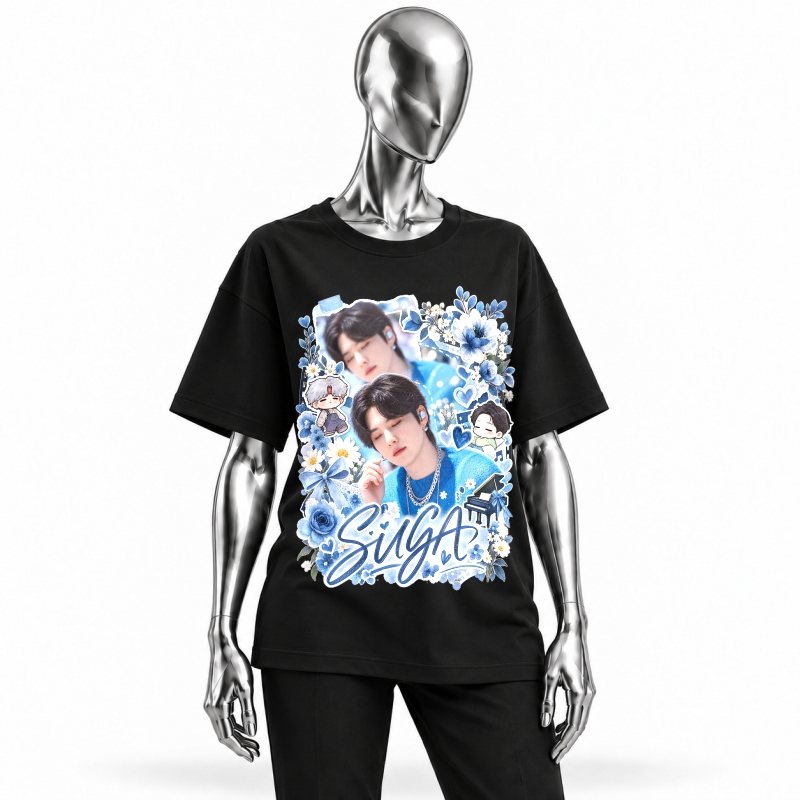 Camiseta preta BTS Suga Blue Floral Dream vestida em manequim cromado