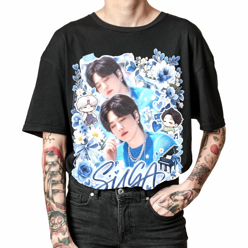 Pessoa vestindo a camiseta preta BTS Suga Blue Floral Dream, em close da estampa