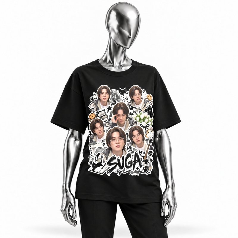 Camiseta preta BTS Suga Doodle Sticker Glasses vestida em manequim cromado