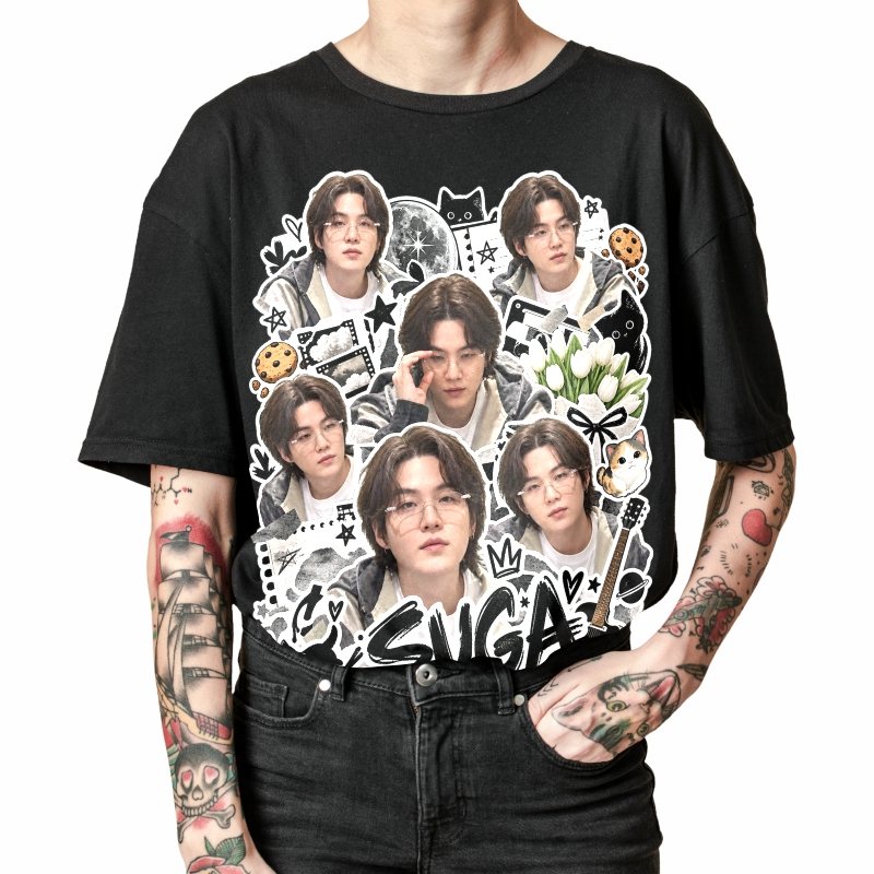 Pessoa vestindo a camiseta preta BTS Suga Doodle Sticker Glasses, em close da estampa