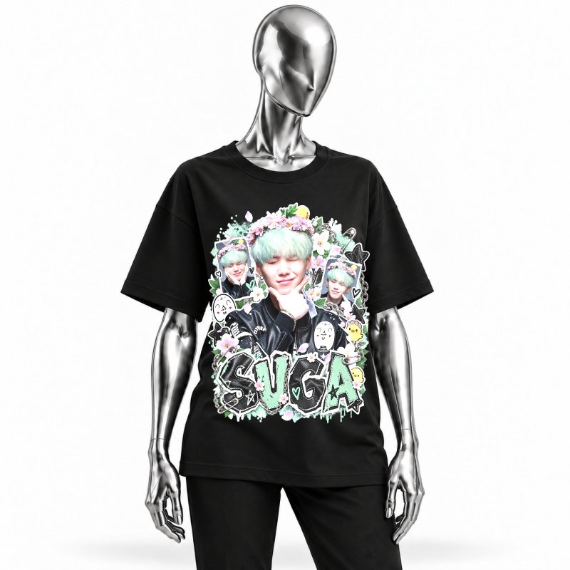 Camiseta preta BTS Suga Mint Flower Punk vestida em manequim cromado