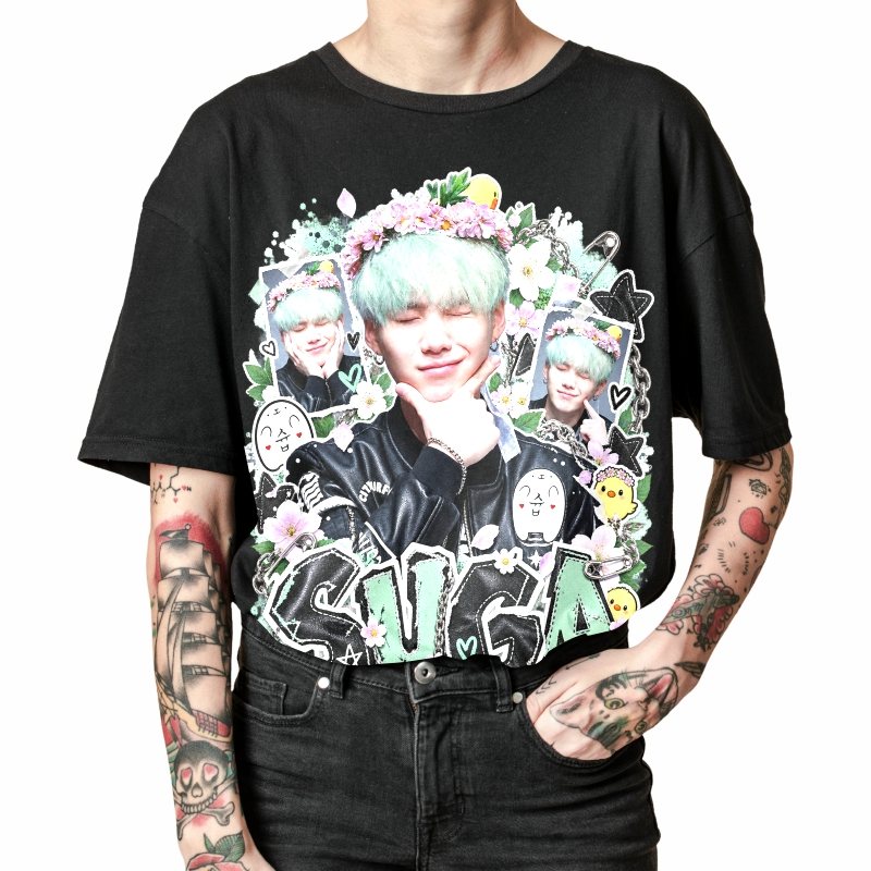 Pessoa vestindo a camiseta preta BTS Suga Mint Flower Punk, em close da estampa