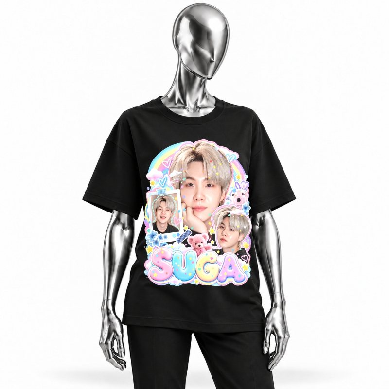 Camiseta preta BTS Suga Pastel Rainbow Cute vestida em manequim cromado