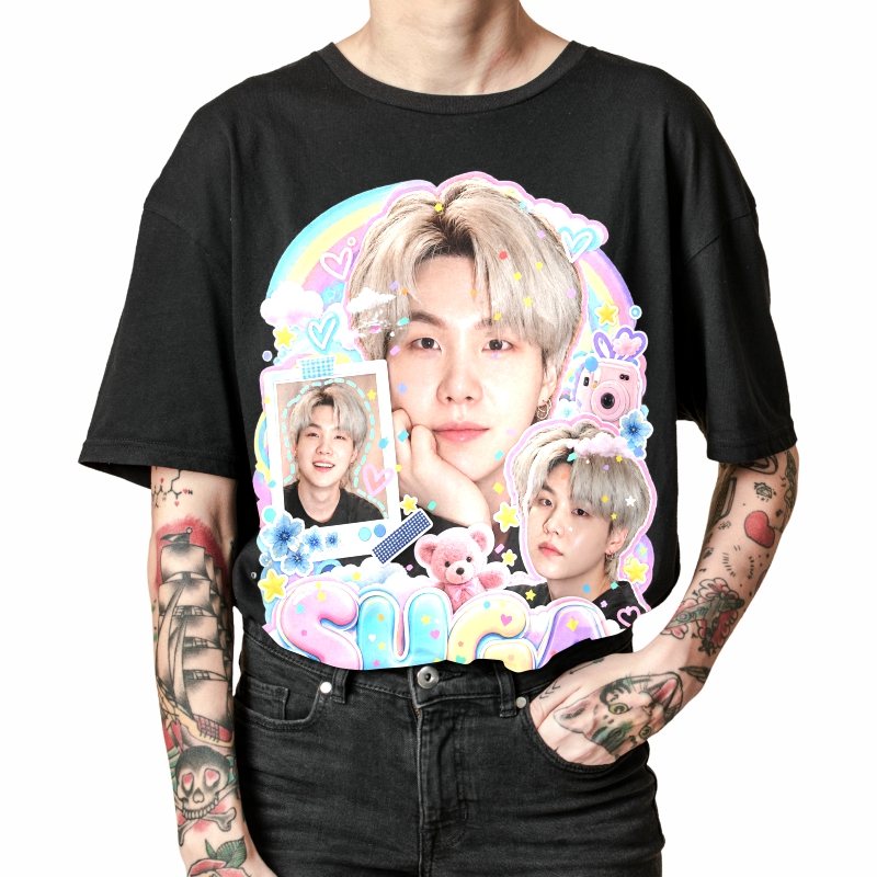 Pessoa vestindo a camiseta preta BTS Suga Pastel Rainbow Cute, em close da estampa