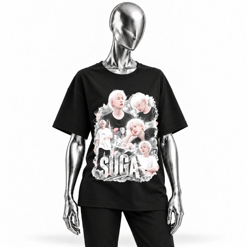 Camiseta preta BTS Suga Soft Gray Collage vestida em manequim cromado