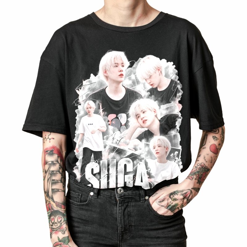 Pessoa vestindo a camiseta preta BTS Suga Soft Gray Collage, em close da estampa