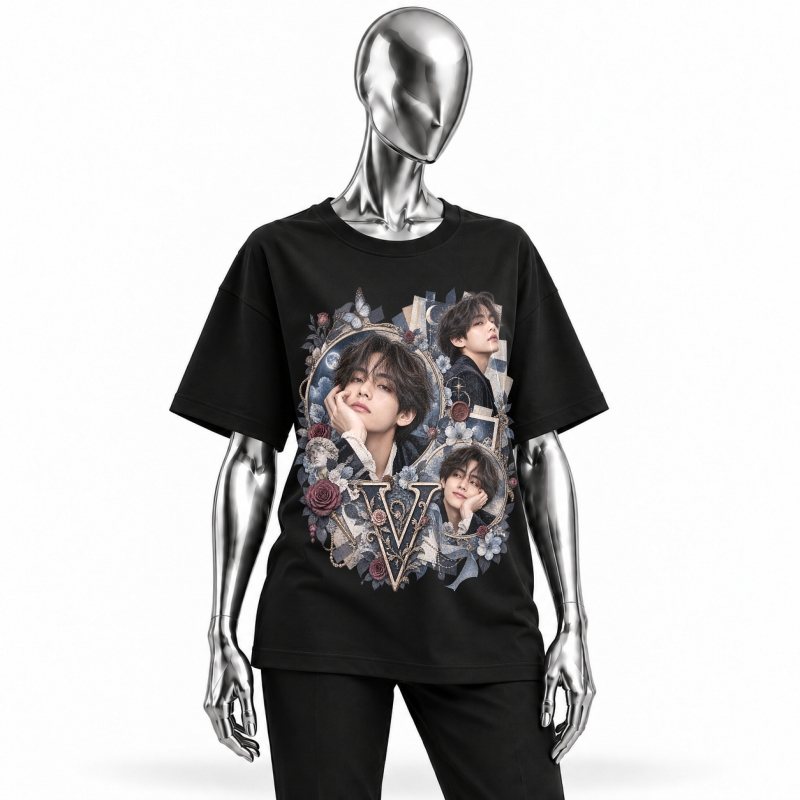 Camiseta preta BTS V Blue Rose Gothic Collage vestida em manequim cromado
