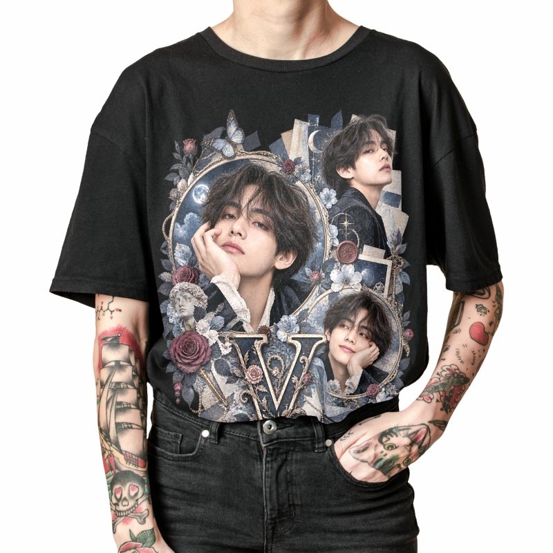 Pessoa vestindo a camiseta preta BTS V Blue Rose Gothic Collage, em close da estampa