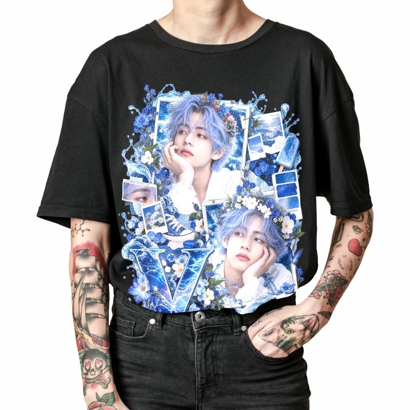 Pessoa vestindo a camiseta preta BTS V Cobalt Water Floral Collage, em close da estampa