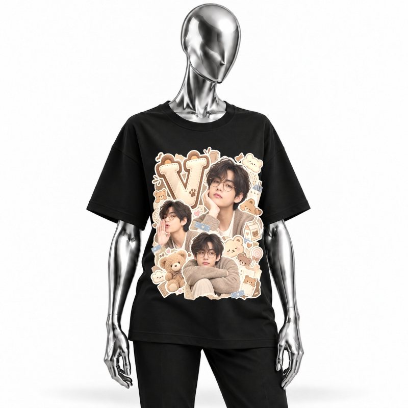 Camiseta preta BTS V Kawaii Teddy Collage vestida em manequim cromado