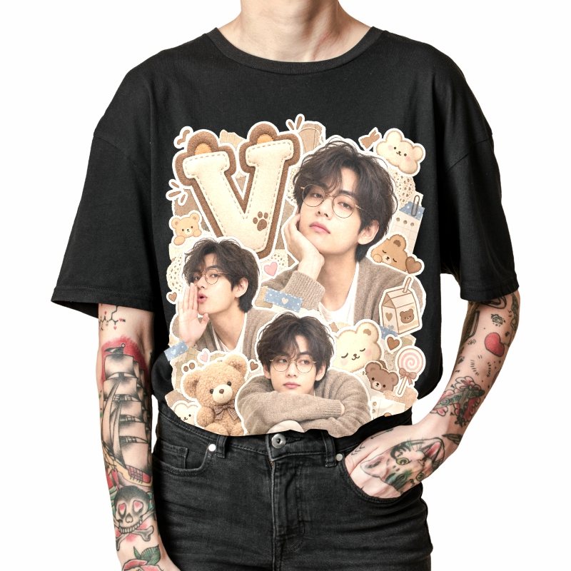 Pessoa vestindo a camiseta preta BTS V Kawaii Teddy Collage, em close da estampa