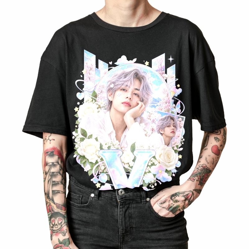 Pessoa vestindo a camiseta preta BTS V Pastel Sky Hologrid, em close da estampa