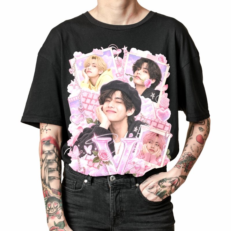 Pessoa vestindo a camiseta preta BTS V Pink Y2K Cloud Collage, em close da estampa