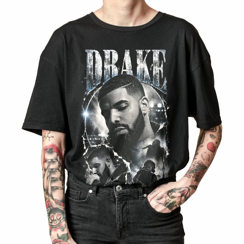 Pessoa vestindo a camiseta preta Drake Black & White Editorial, em close da estampa