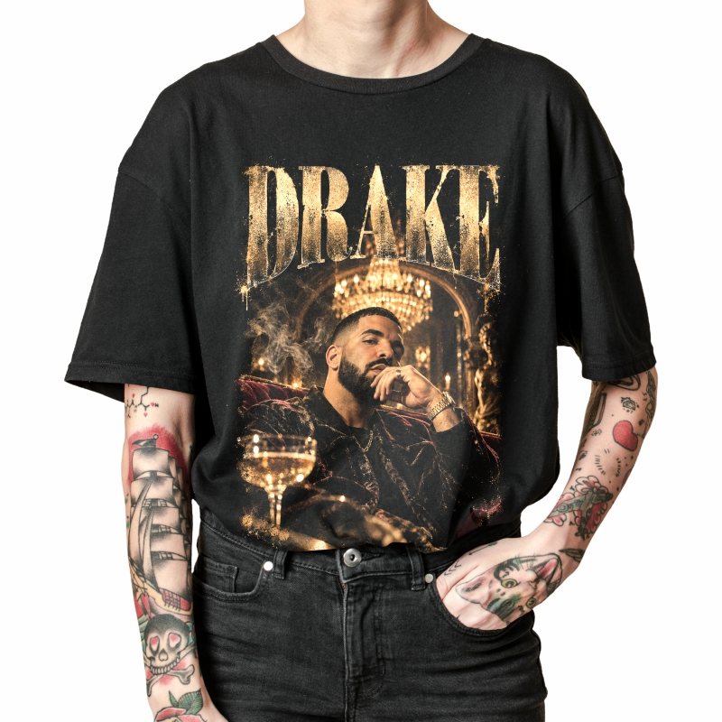 Pessoa vestindo a camiseta preta Drake Champagne Night, em close da estampa