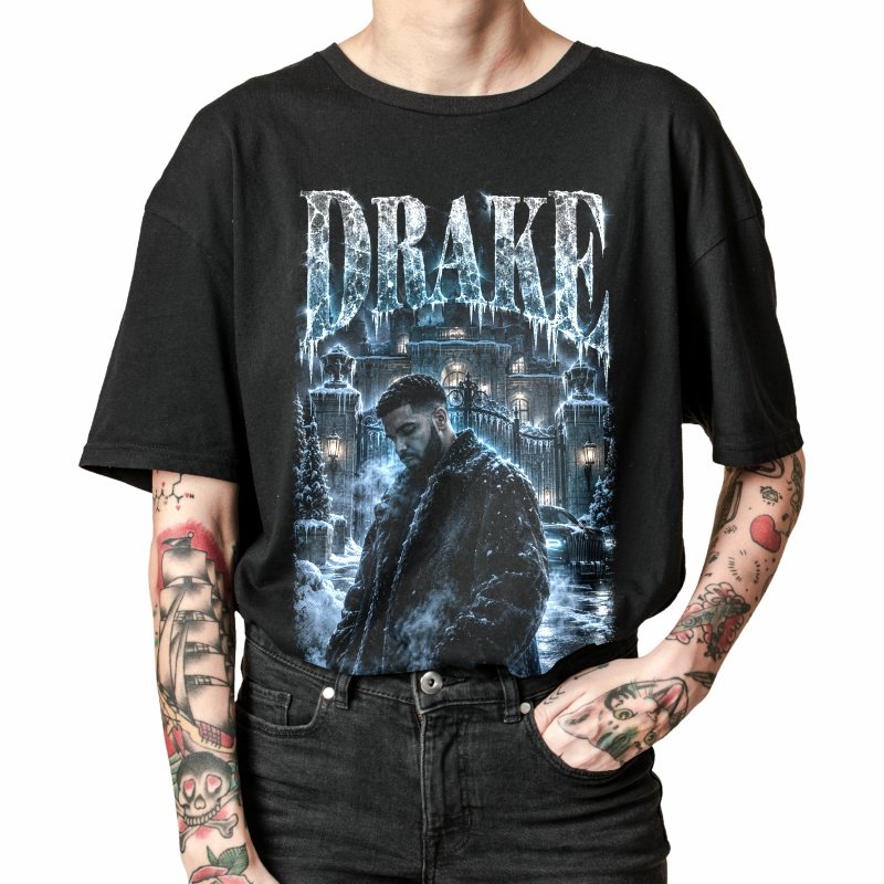 Pessoa vestindo a camiseta preta Drake Icy Mansion, em close da estampa