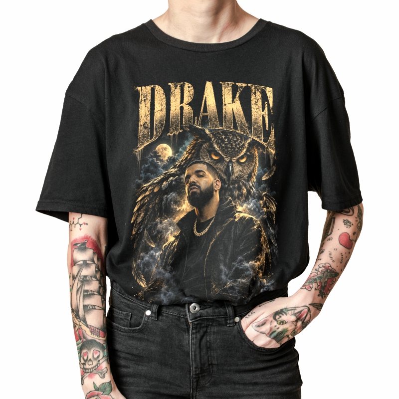 Pessoa vestindo a camiseta preta Drake OVO Owl Nocturne, em close da estampa