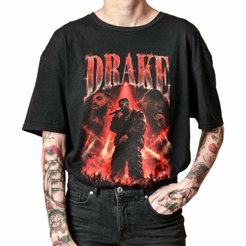 Pessoa vestindo a camiseta preta Drake Red Stage, em close da estampa