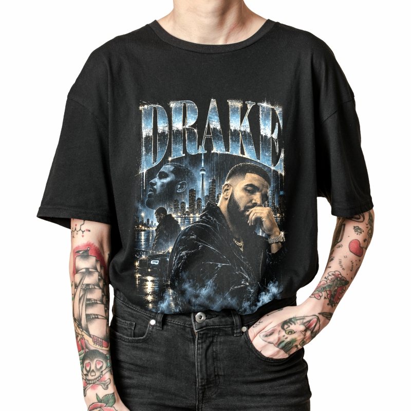 Pessoa vestindo a camiseta preta Drake Toronto Noir, em close da estampa
