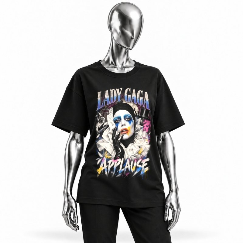 Camiseta preta Lady Gaga Applause vestida em manequim cromado