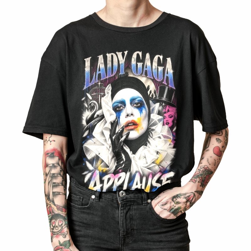Pessoa vestindo a camiseta preta Lady Gaga Applause, em close da estampa