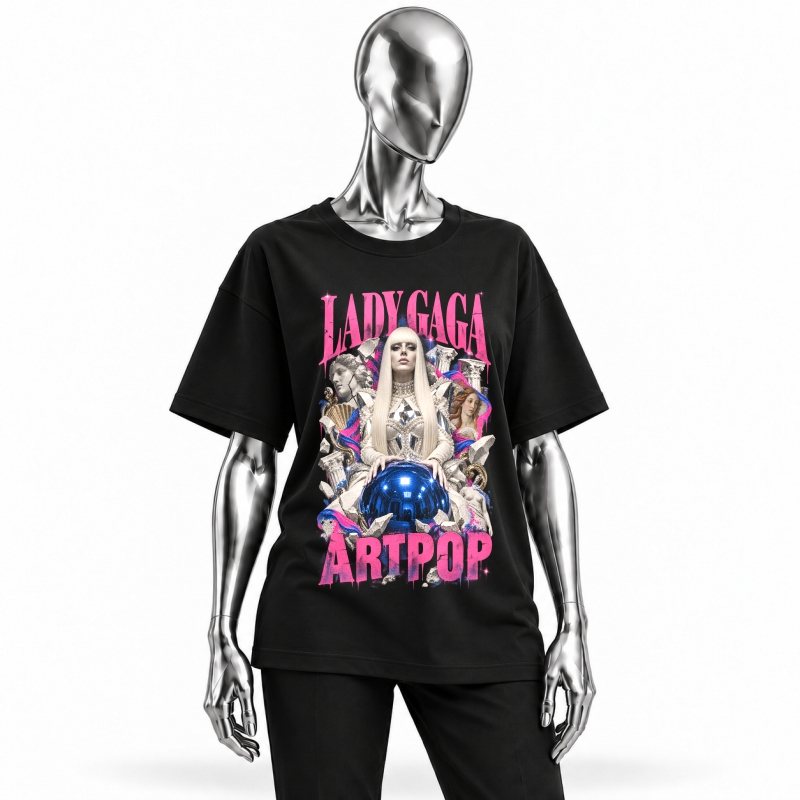Camiseta preta Lady Gaga Artpop vestida em manequim cromado