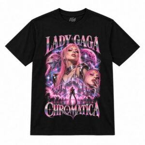 Camiseta preta Lady Gaga Chromatica com a Lady Gaga de cabelo rosa e armadura prateada com chifres