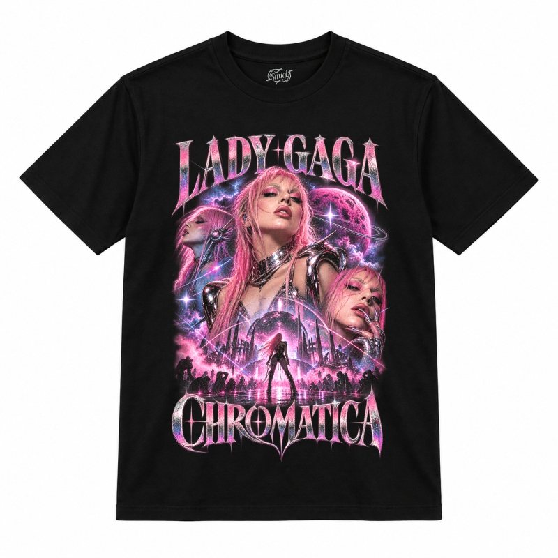 Camiseta preta Lady Gaga Chromatica com a Lady Gaga de cabelo rosa e armadura prateada com chifres