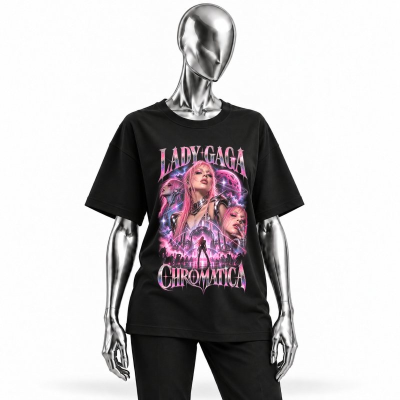 Camiseta preta Lady Gaga Chromatica vestida em manequim cromado