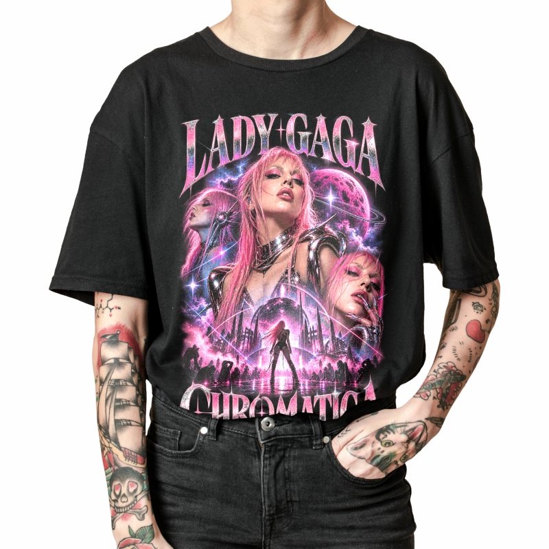 Pessoa vestindo a camiseta preta Lady Gaga Chromatica, em close da estampa