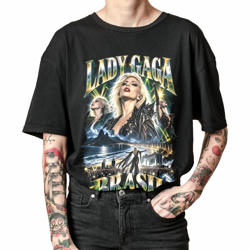 Pessoa vestindo a camiseta preta Lady Gaga Copacabana Brasil, em close da estampa